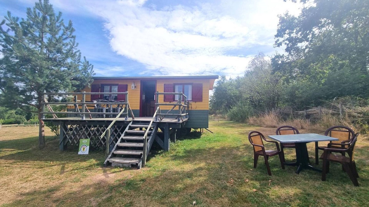 Ambierle Cottage | Charming 24m² Caravan for 4, Terrace, Nature, Fishing, Pet-Friendly