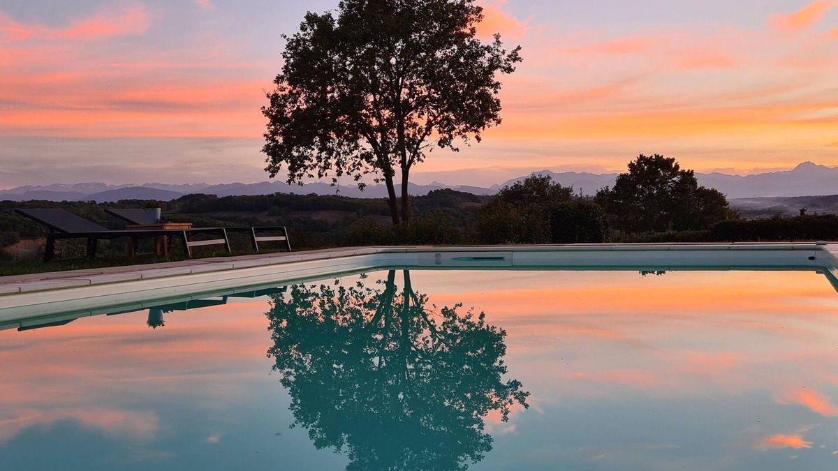 Saint-Loup-en-Comminges Villa | Charming GITE with PRIVATE SWIMMING POOL - Panoramic view of the Pyrenees!