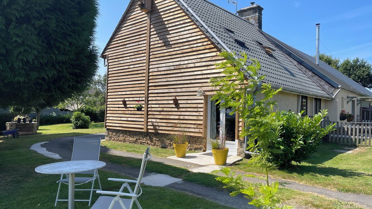 Saint-Georges-de-Livoye Cottage | Charming 1-bedroom gite in delightful countryside hamlet with views