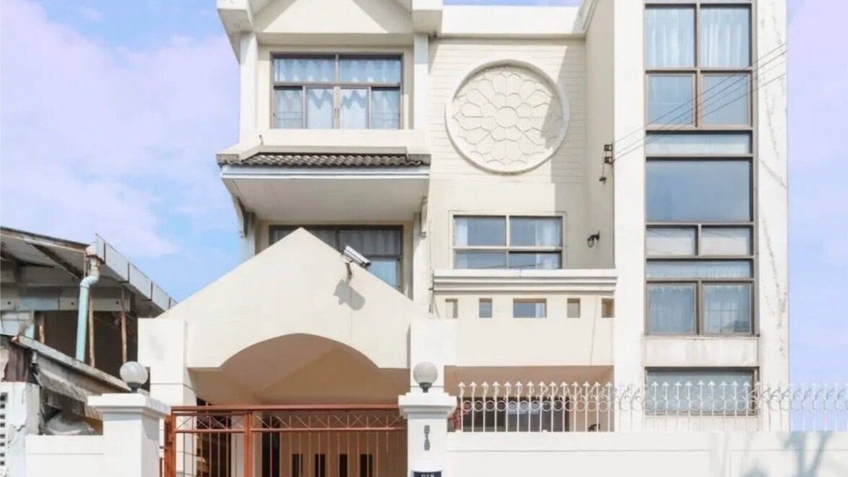 Sukhumvit House | Charming 3-Storey house @ BTS Onnut Station