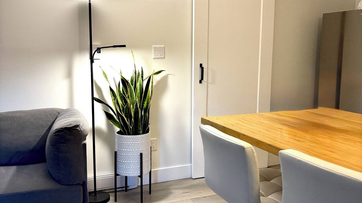 Departure Bay House | Charming 1 bdrm garden suite with laundry just 5 km from ferries and hospital!