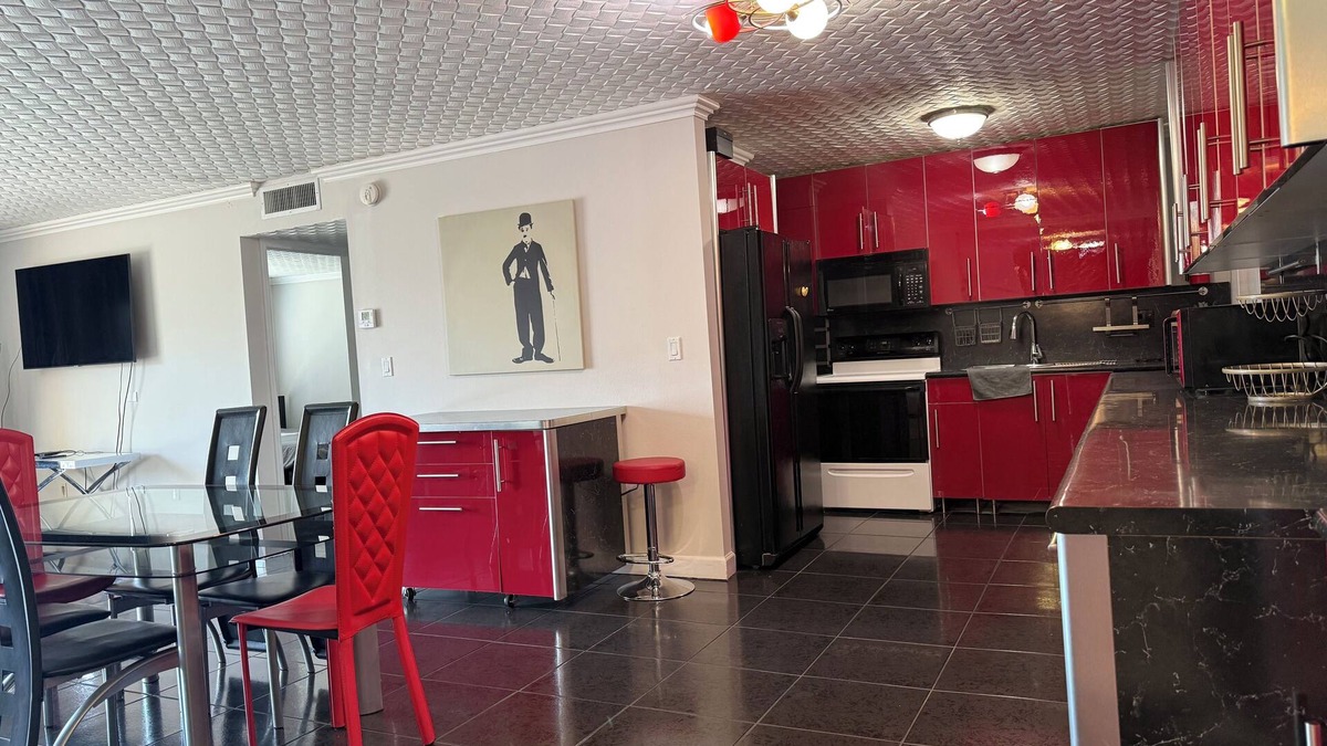 Sunny Isles Beach Condo | Charming 1-bedroom condo in superb Sunny Isles Beach with AC