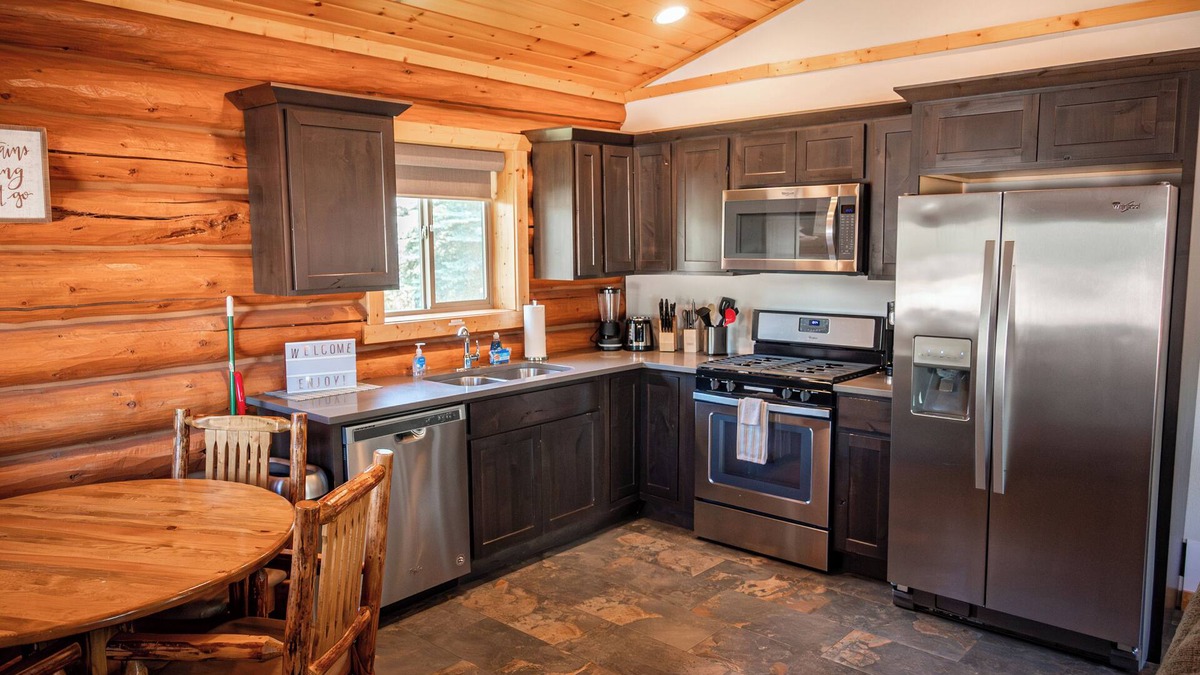 Bonners Ferry Cabin | Charming 1-Bed, 1-Bath Log Cabin w/Full Kitchen at North Haven Campground