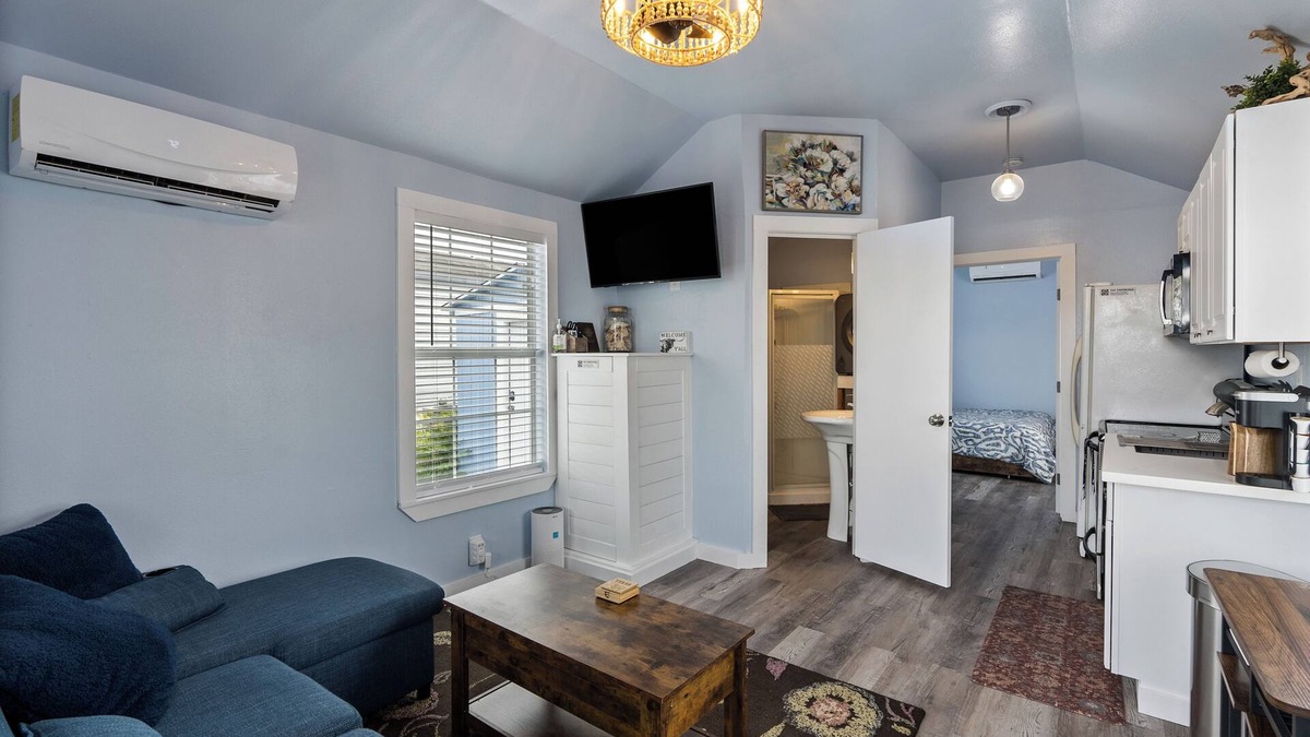Central City House | Charming 1-bedroom tiny home with AC, WiFi in awesome Corpus Christi