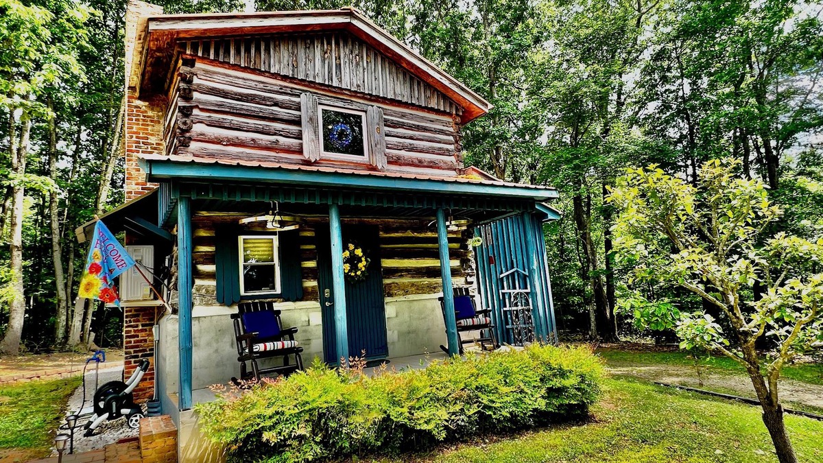 Pilot Mountain Cabin | Charming 1-bedroom cabin in amazing Pilot Mountain with Lake access