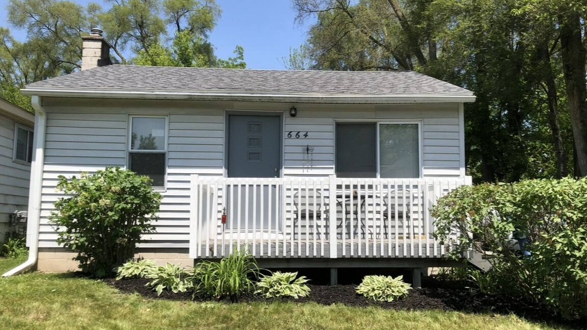 Walled Lake House | Charming 1-bedroom house with WiFi and AC in fabulous Wolverine Lake