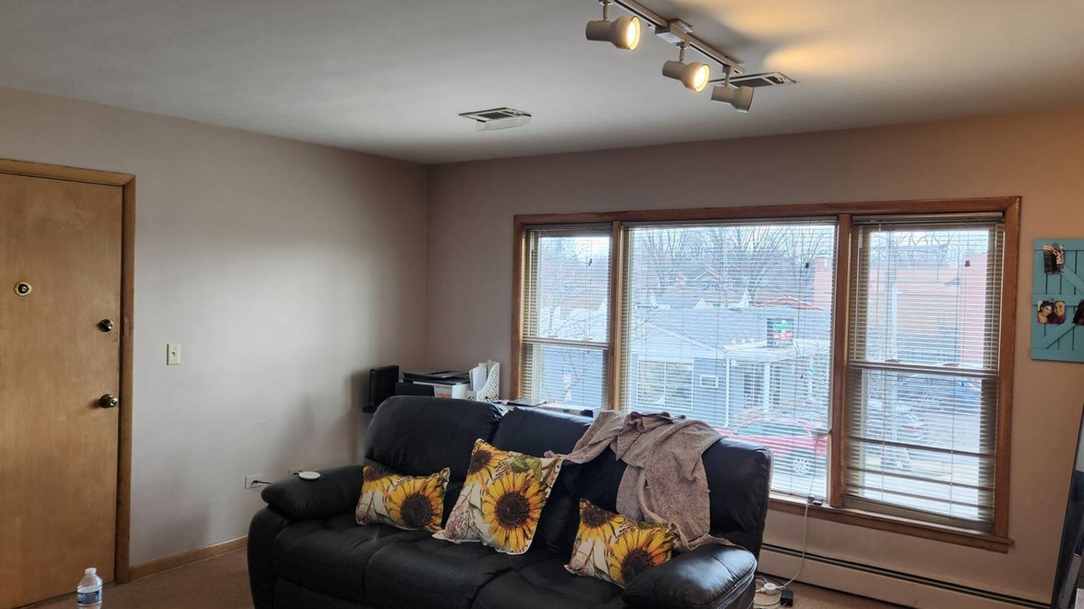 O'Hare Apartment | Charming 1-bedroom apartment with AC, WiFi in phenomenal Park Ridge