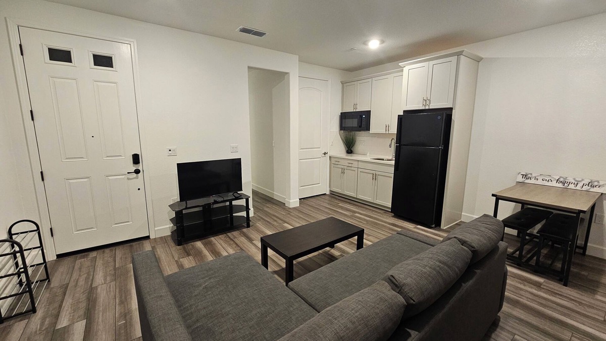 Roseville Apartment | Charming 1-bedroom apartment in marvelous Roseville with WiFi, AC