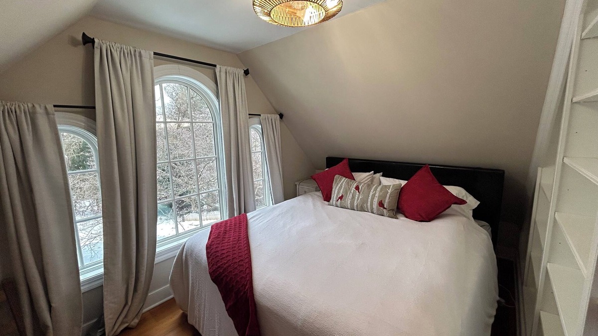 Warrenton Apartment | Charming 1-bedroom apartment in Old Town Warrenton, walkable to Main Street