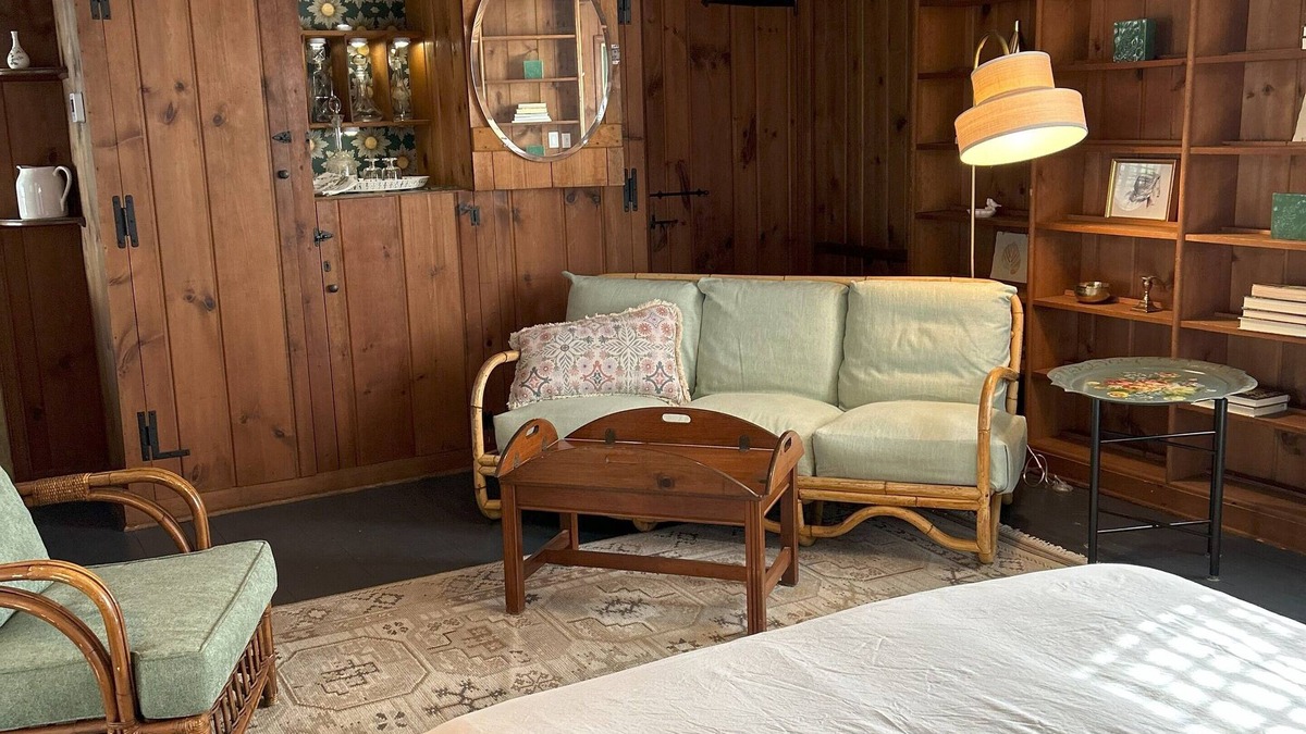Elkton Apartment | Charming 1-bedroom apartment in the historic Mitchell House built in 1969.