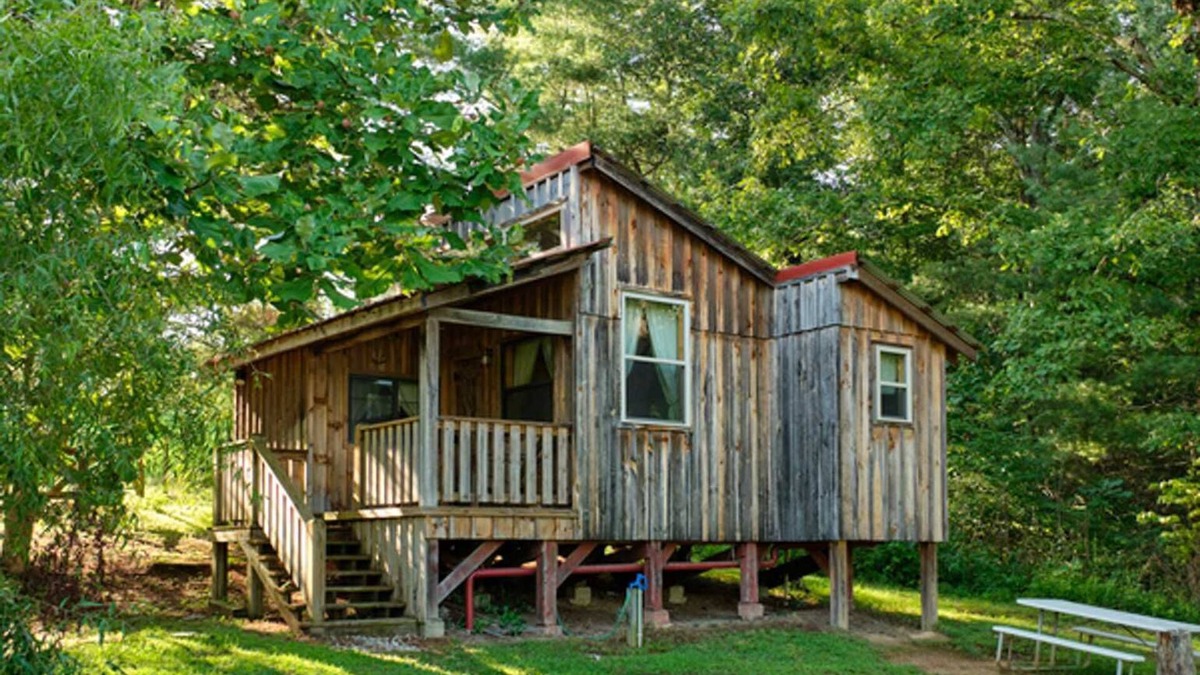 Jamestown Cabin | Charming 1-bedroom cabin in wonderful Jamestown with WiFi, AC