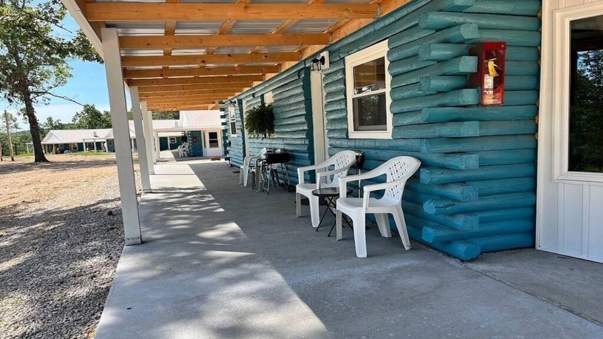 Lebanon Cabin | Charming 1-bedroom cabin with Loft. 3 Miles from Bennett Springs State Park