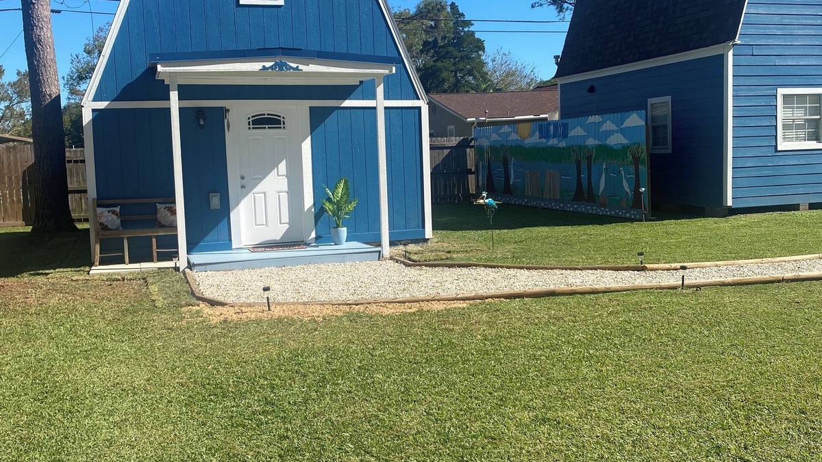 Dickinson Cottage | Charming 1-bedroom cottage in Dickinson,Tx with WiFi,