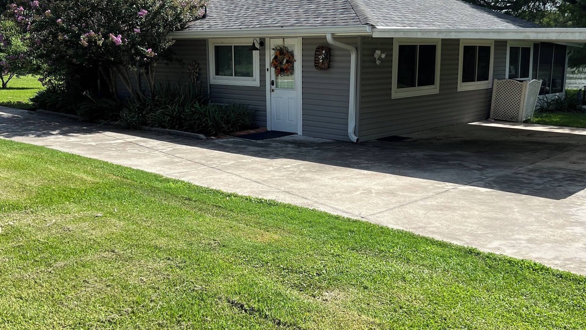 Patterson Cottage | Charming 1-bedroom cottage located on the Lower Atchafalaya River. AC & WIFI