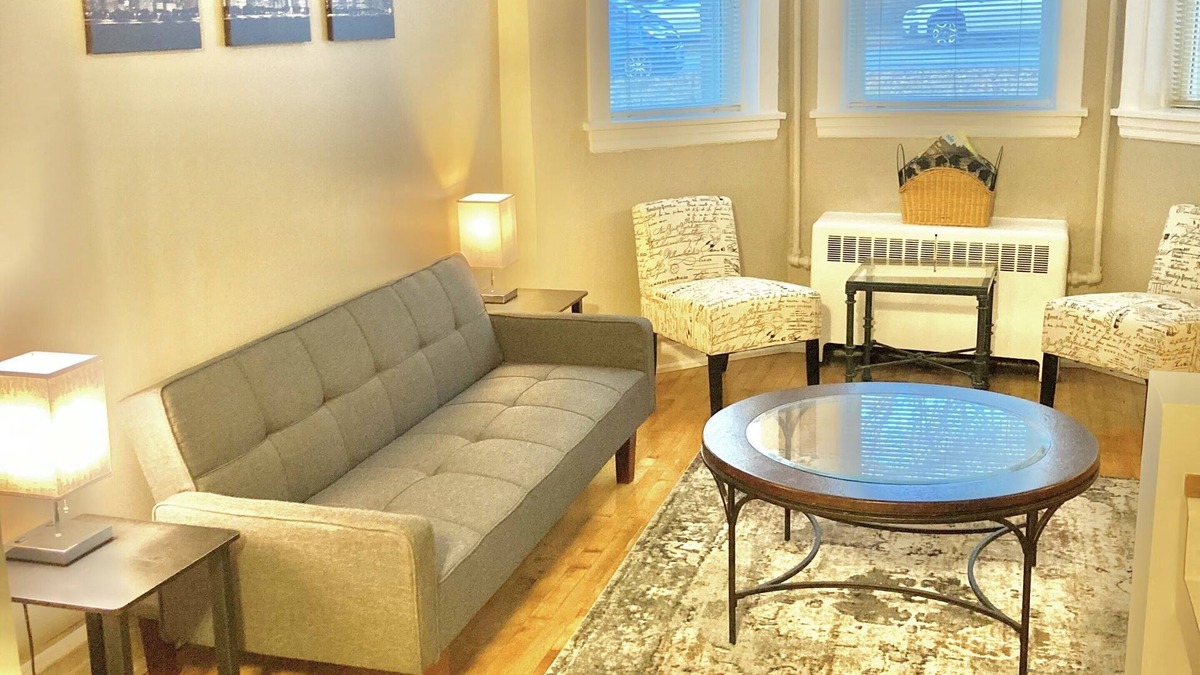 North Center Apartment | Charming 1 Bedroom entire Apartment - 1 Mile from Wrigley