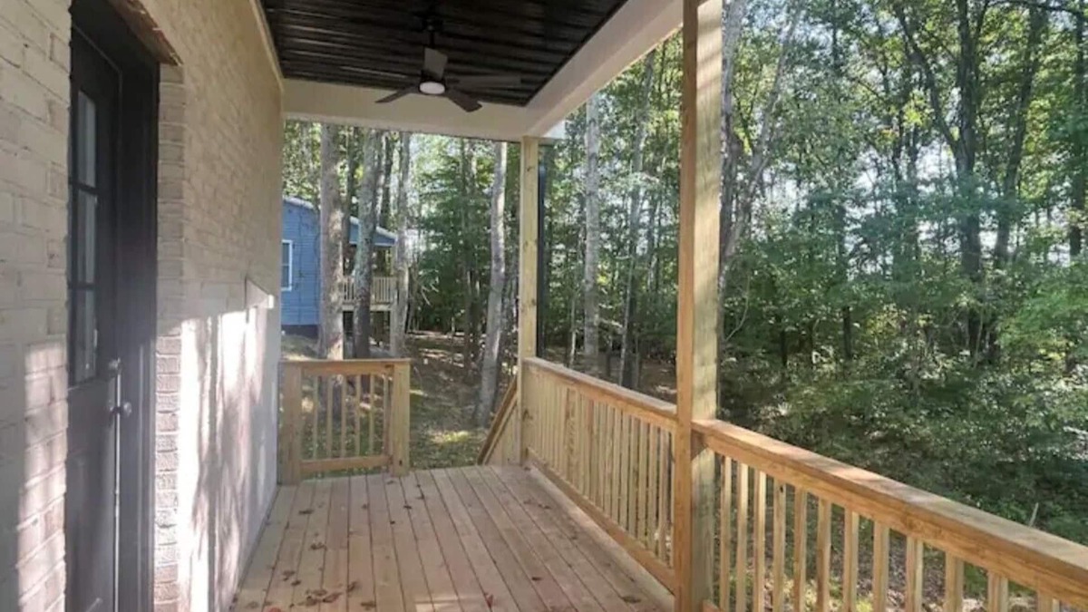 Somerset House | Charming 1-bedroom fish shack in Somerset with WiFi and AC