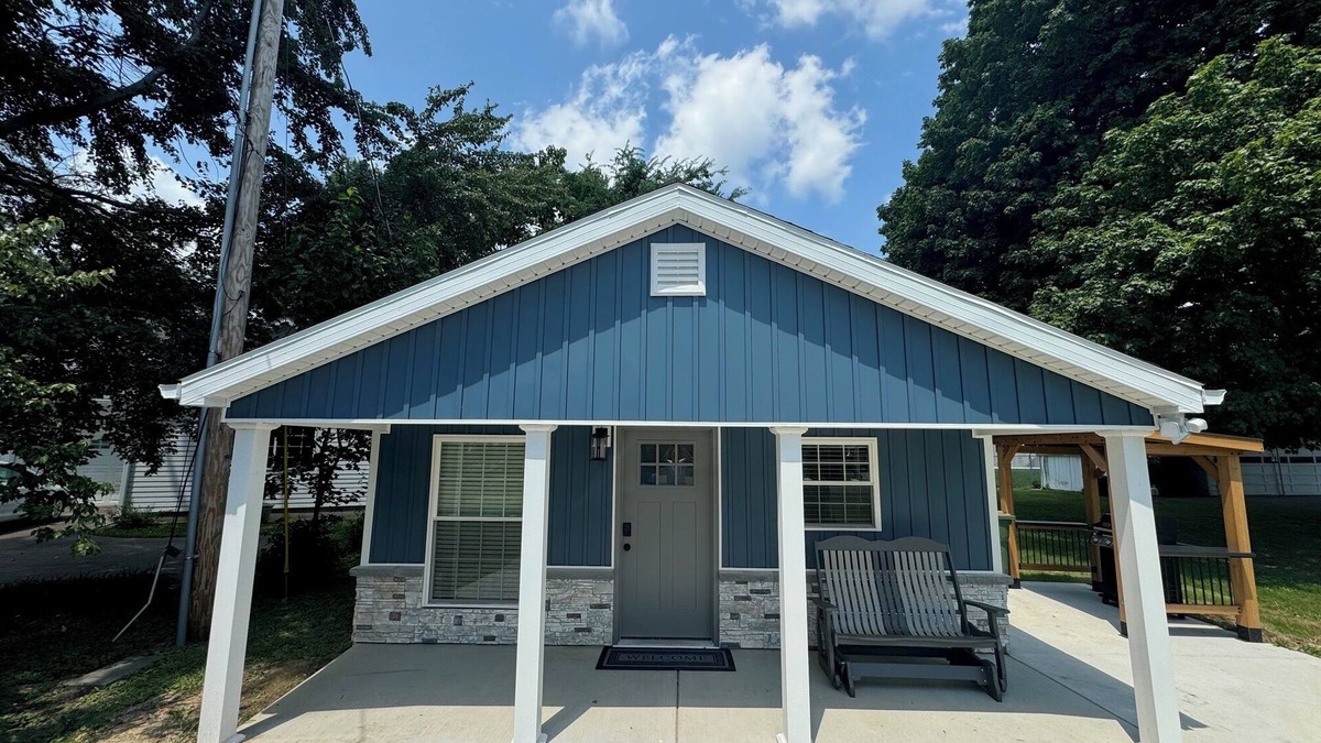 Henderson House | Charming 1-bedroom house with river view in Henderson.