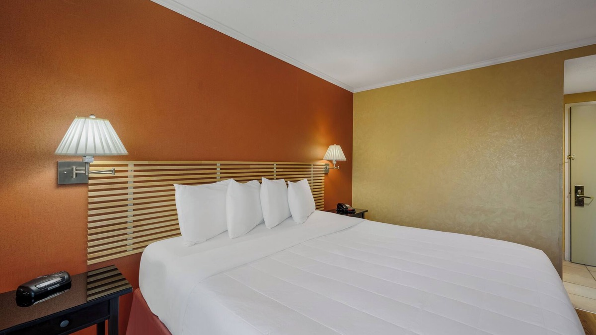 Queens Hotel | Charming 1 bedroom hotel with AC and WiFi in pleasant Jamaica