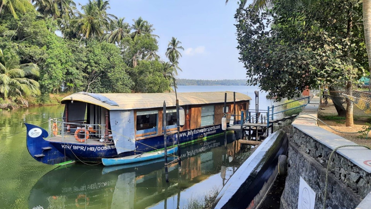 Kozhikode Boat Rental | Charming 1-bedroom boat with fitness room and AC in lovely Cheruvannur