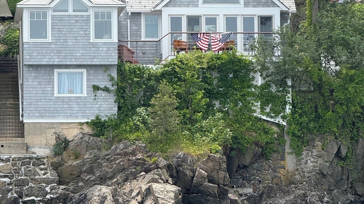 Prides Crossing Cottage | Charming 1-bedroom seaside cottage in enchanting Marblehead with WiFi, AC