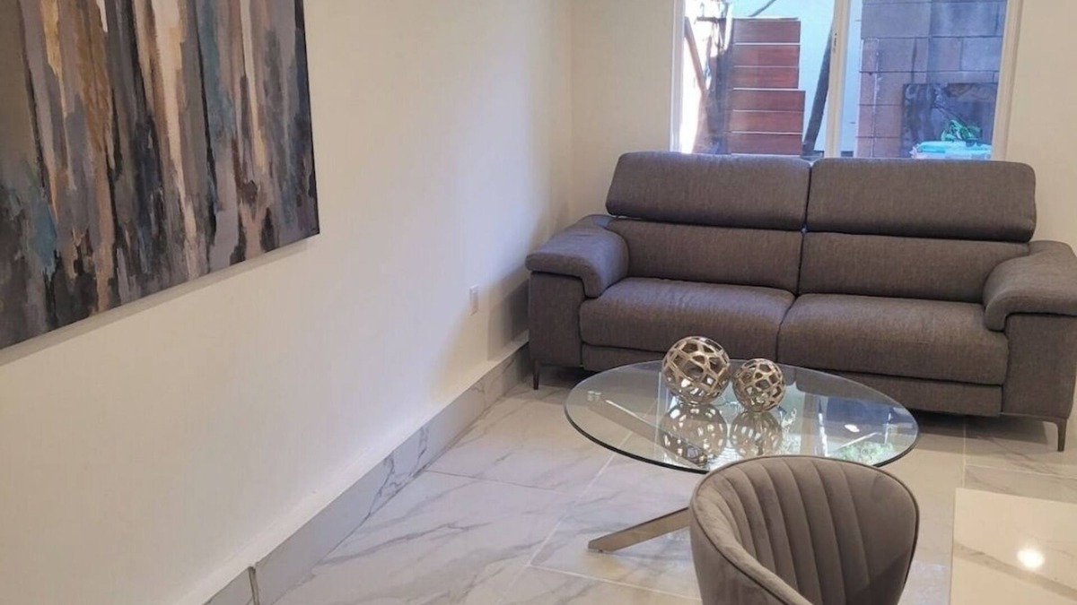 Oak Park Apartment | Charming 1 bedroom suite with Full Kitchen, Washer, Dryer, AC, Patio and WiFi.