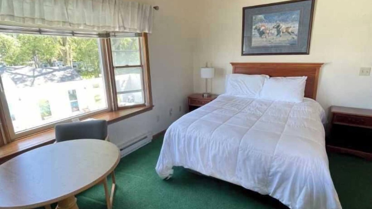 Huron Hotel | Charming 1 bedroom Suit #127 with AC and Wifi