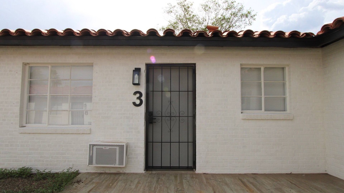 F. Q. Story House | Charming 1-bedroom townhome in enchanting Phoenix with AC