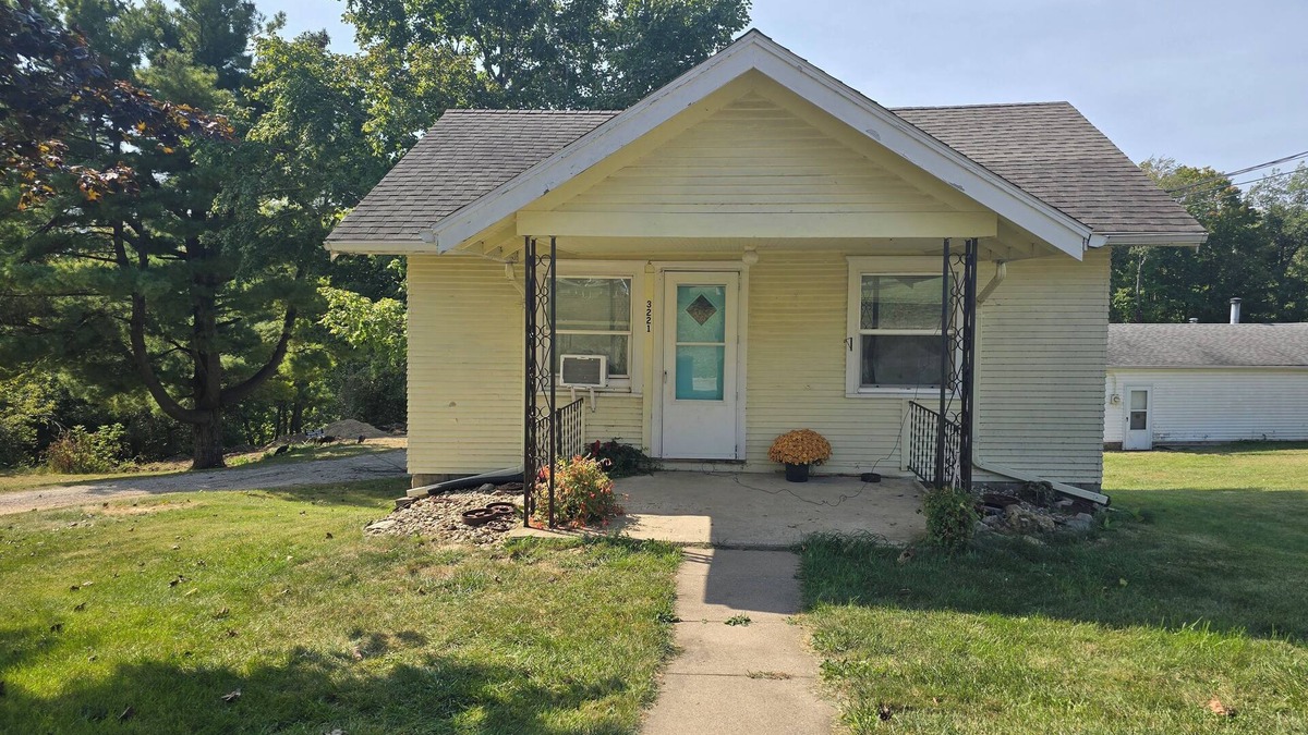 Cedar Rapids - Iowa City House | Charming 1-bedroom house the Live Well Nook with WiFi in Cedar Rapids