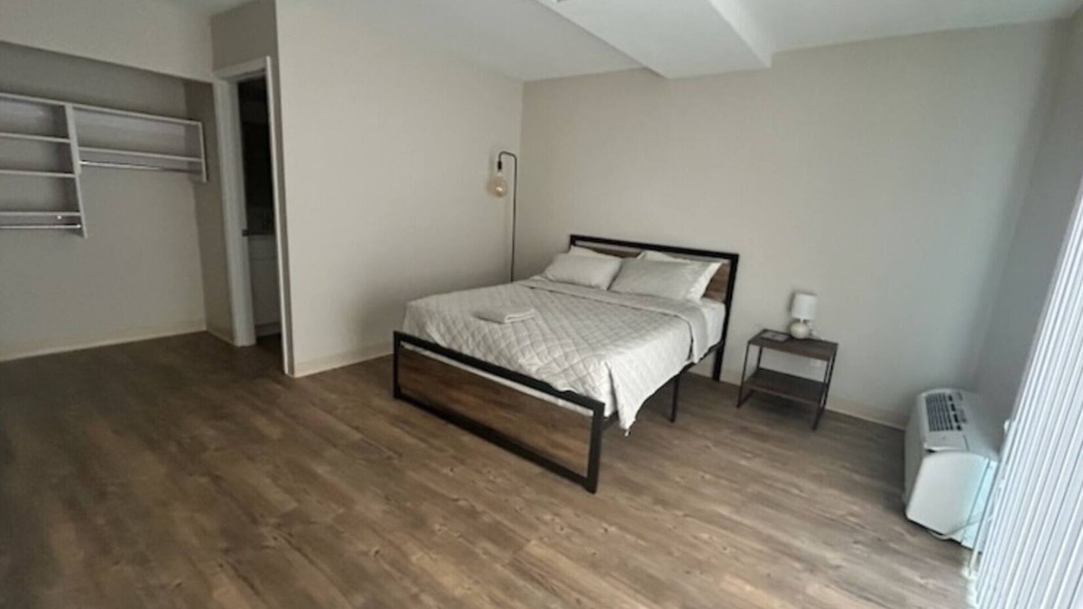 Lake Charles Apartment | Charming 1-bedroom apartment in lovely Lake Charles with AC