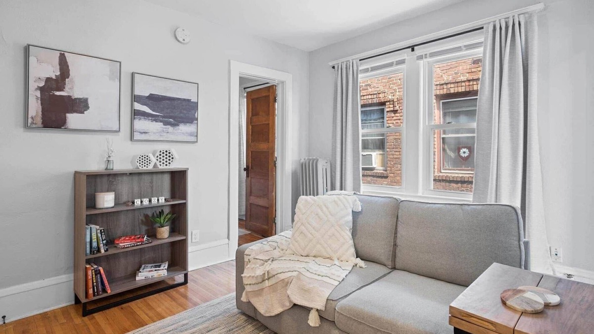 Lowry Hill East Apartment | Charming 1-bedroom apartment with WiFi, AC in wonderful Minneapolis