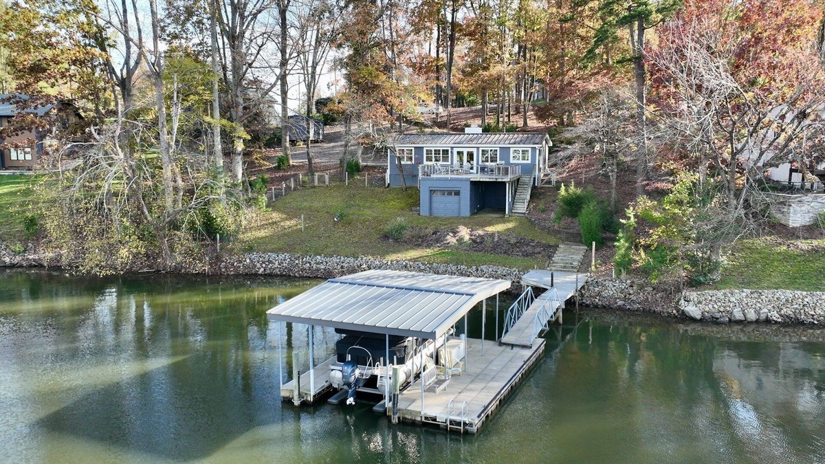 Troutman Cottage | Charming 1-bedroom waterfront cottage with boat dock on Lake Norman