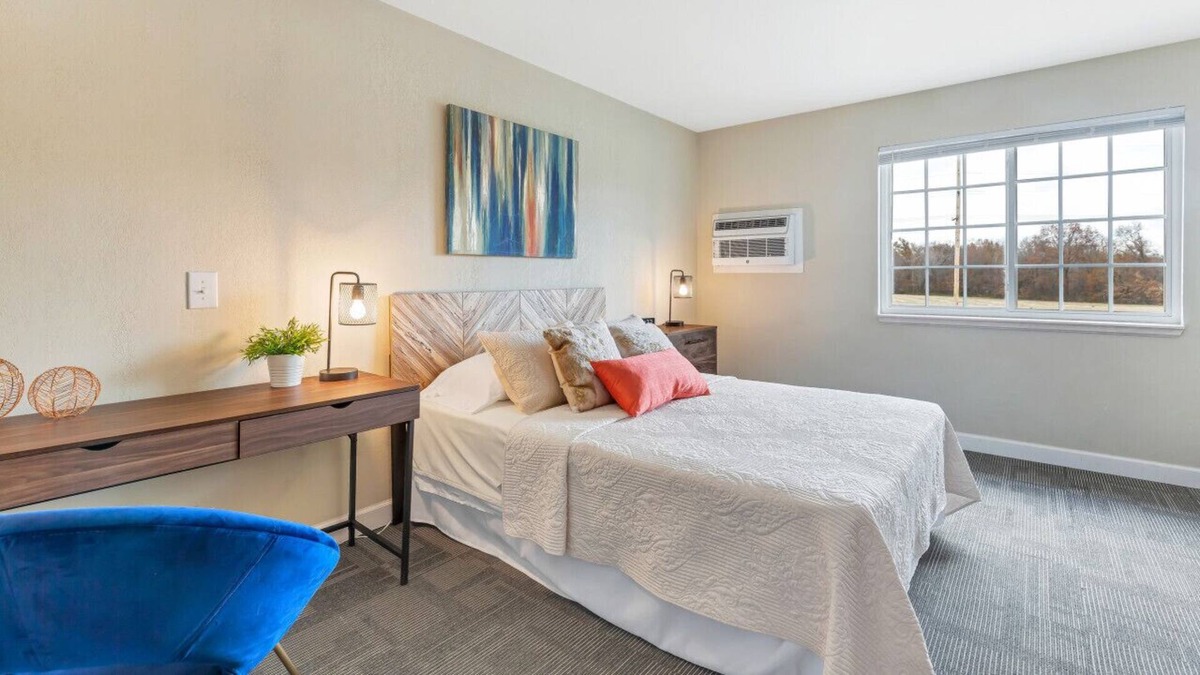 New Florence Hotel | Charming 1-Bedroom Hotel off I-70 & New Florence
