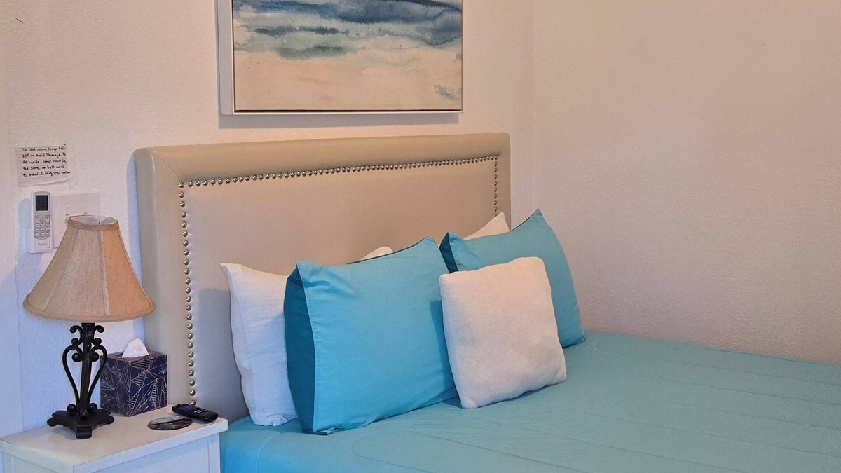 Inwood House | Charming 1-bedroom guesthouse with pool view WiFi and AC in Winter Haven