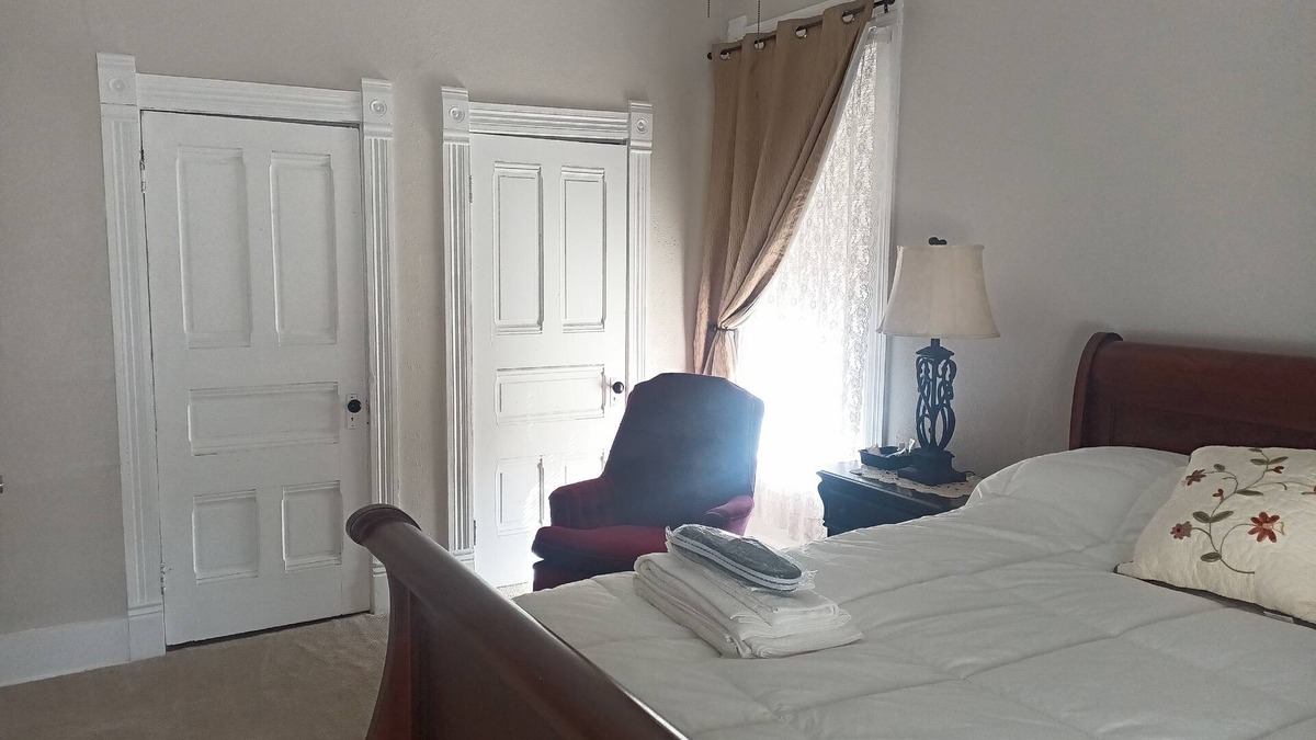 Quincy House | Charming 1-bedroom with shared house amenities in lovely Quincy with WiFi, AC