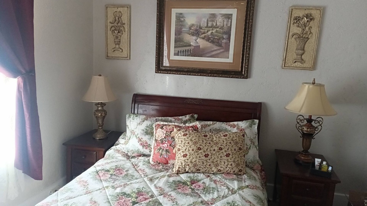 Quincy House | Charming 1-bedroom within an historic mansion with WiFi, AC in Quincy