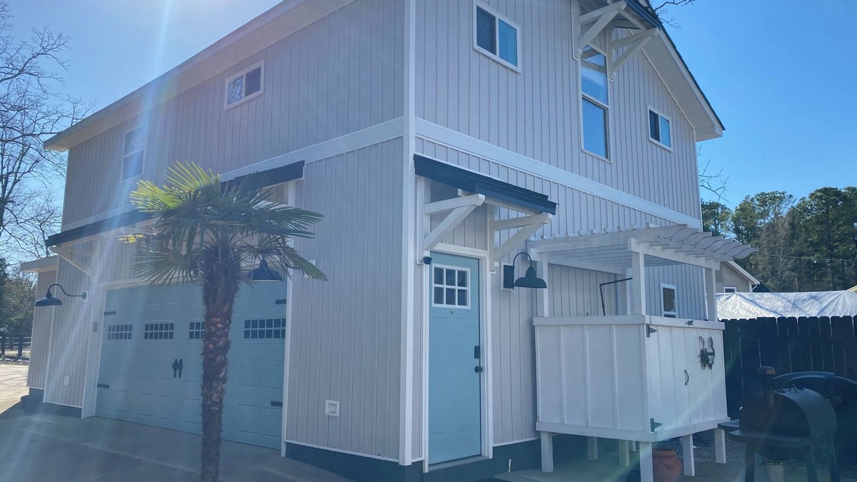 Gilbert Cottage | Charming 1-BR cottage in Gilbert with AC, lake front/dock access, fitness room