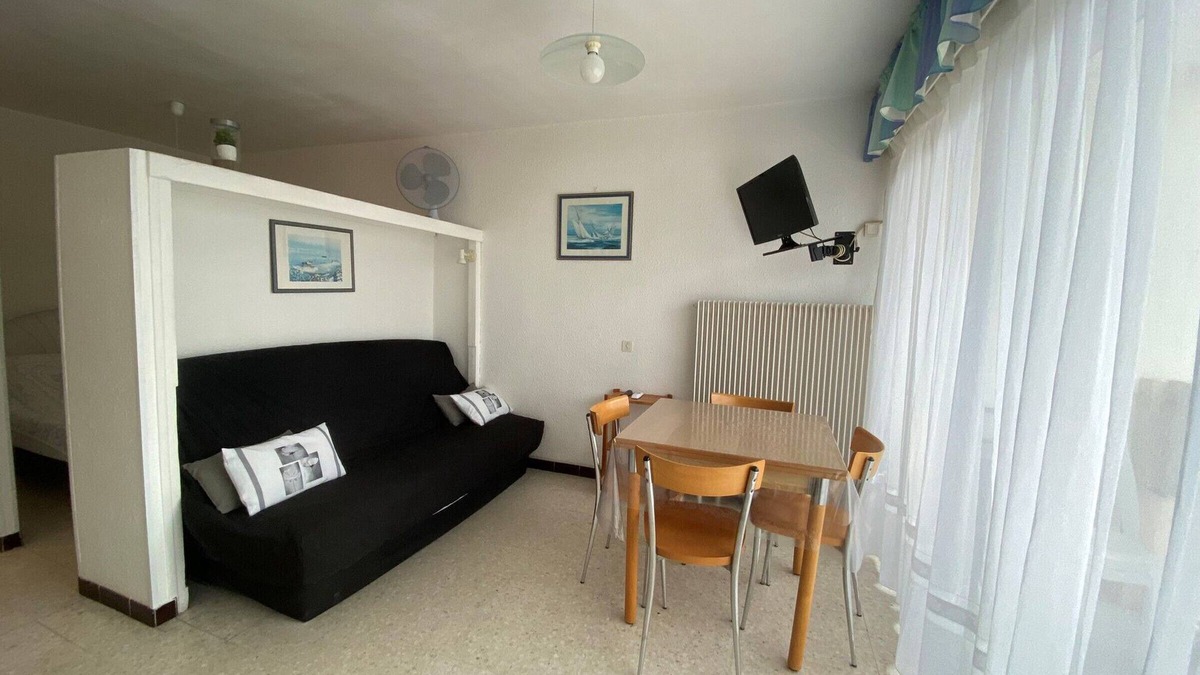 Balaruc-les-Bains Apartment | Charming 1-BR Apt near Thermal Baths and Etang, Parking & WiFi, Pet-Friendly
