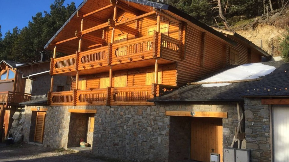 Les Angles Ski Chalet | Charming 16Pax chalet 7 bedrooms 5 bathrooms 5 WCs including 3 suites