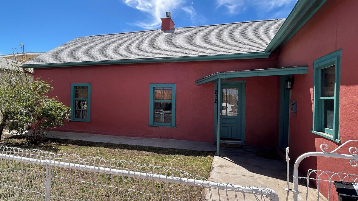 Tyrone House | Charming 1800's fully modernized farmhouse in downtown Silver City- pet friendly