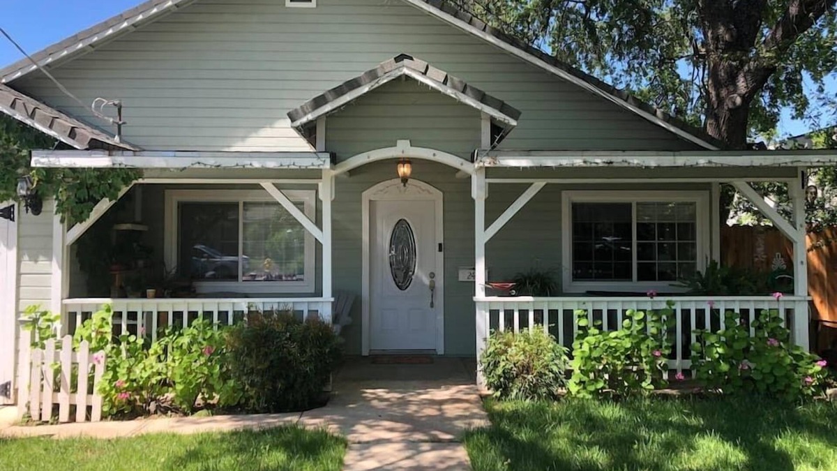 Auburn House | Charming 1950's Bungalow for 5