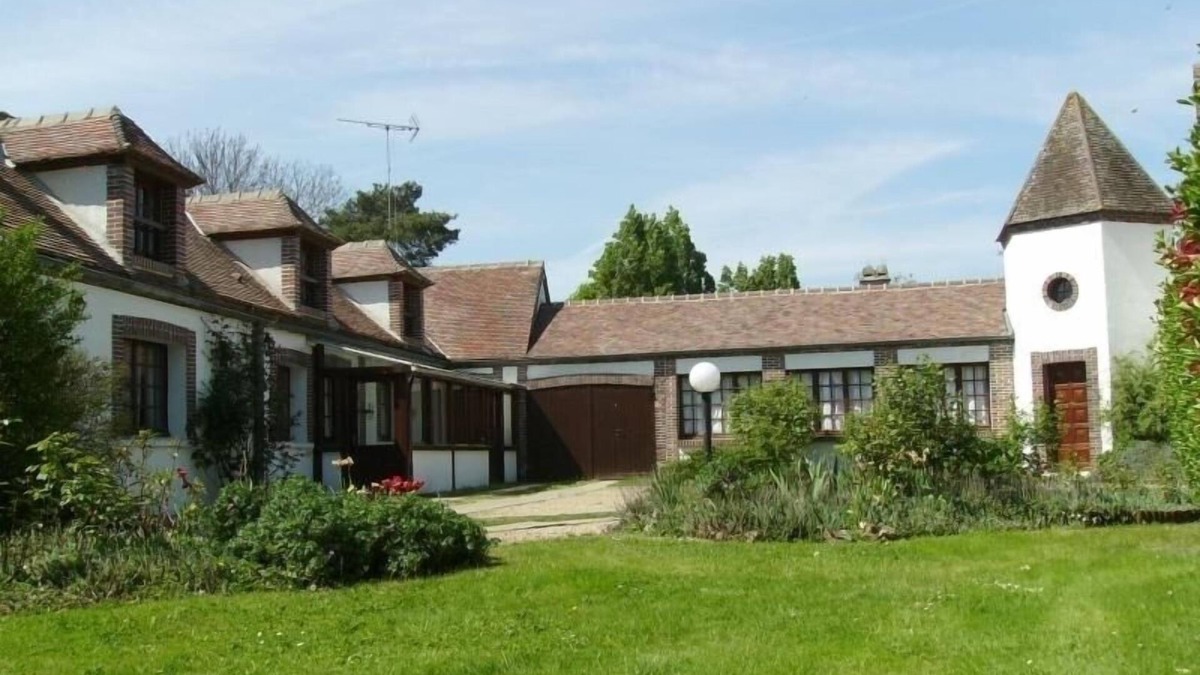 La Saucelle Cottage | Charming 19th-Century Retreat with Spacious Park, Yoga, Cozy Fireplace, and Outdoor Adventures