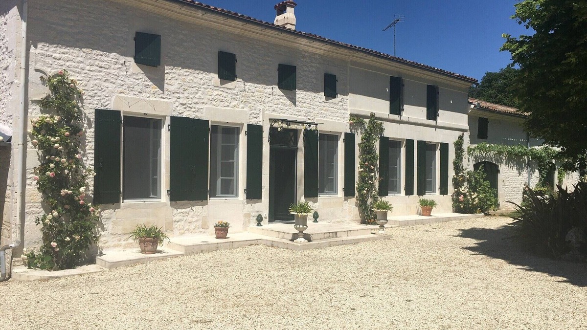 Avy House | Charming 19th century Charentaise farm house