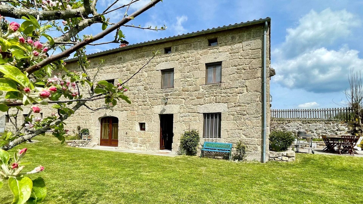 Saugues Cottage | Charming 19th-Century Farmhouse near Saugues - Stunning Views, Modern Comforts & Baby-Friendly