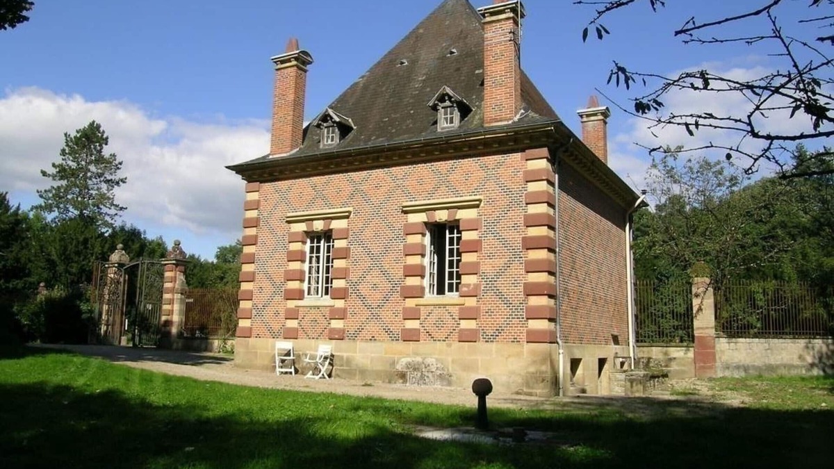 Trevol Cottage | Charming 19th Century Hunting Lodge: 4BR, Garden, Near Château, WiFi, Pet-Friendly