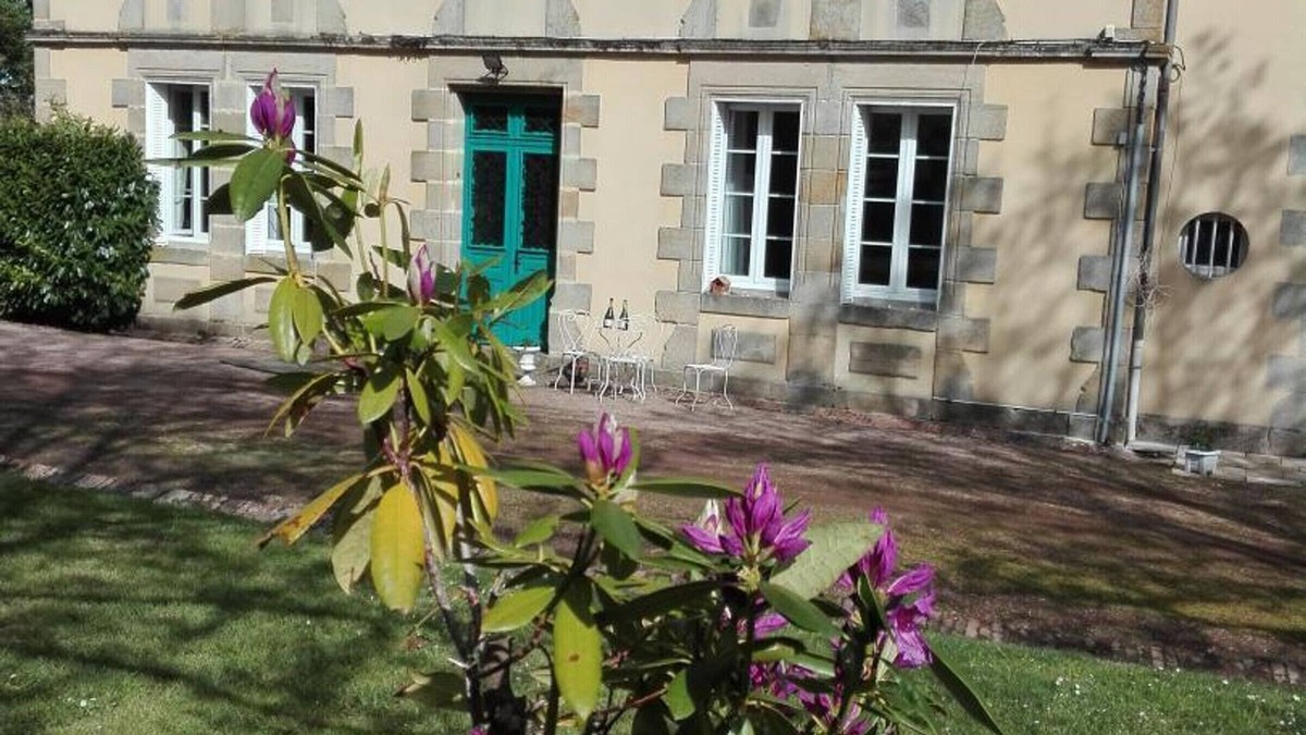 Gipcy Cottage | Charming 19th Century Manor, Garden, Shared Pool, Sleeps 13, Near Fishing Pond