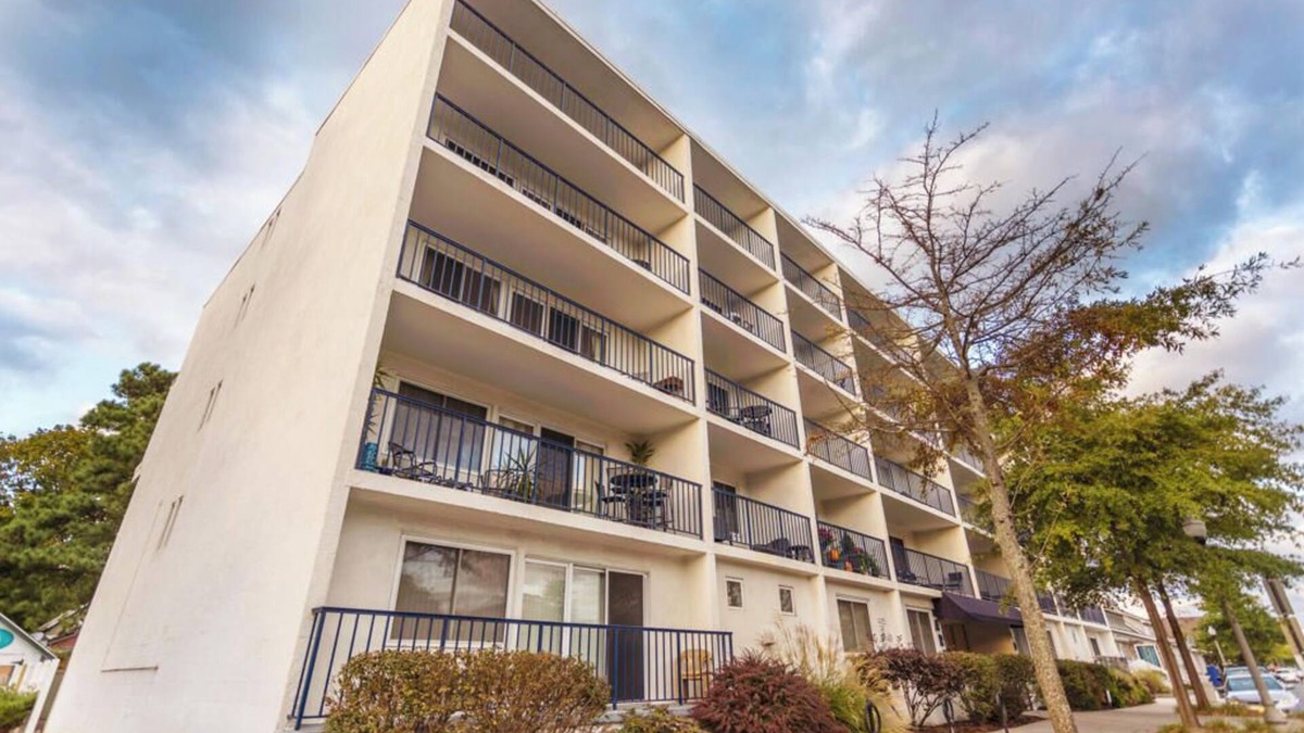 Country Club Estates Condo | Charming 1BR Rehoboth Condo w/Elevator, Parking&Beach Access – Perfect Getaway!