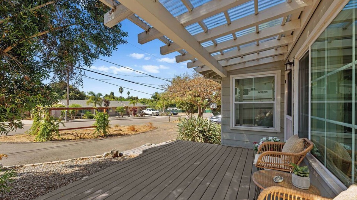 Vista House | Charming 2/1-house with Plantiful SunRoom and Hot Tub