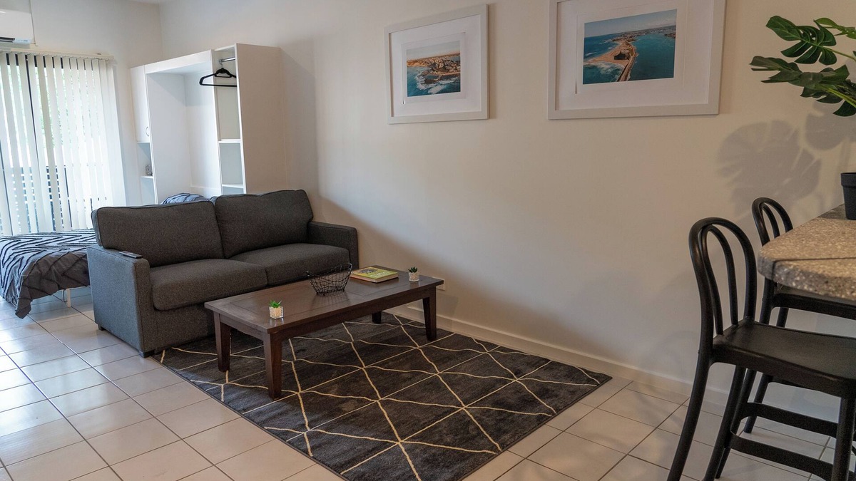 Hamilton Apartment | Charming 2 Apartments in delightful Islington with AC, Balcony & Wifi.