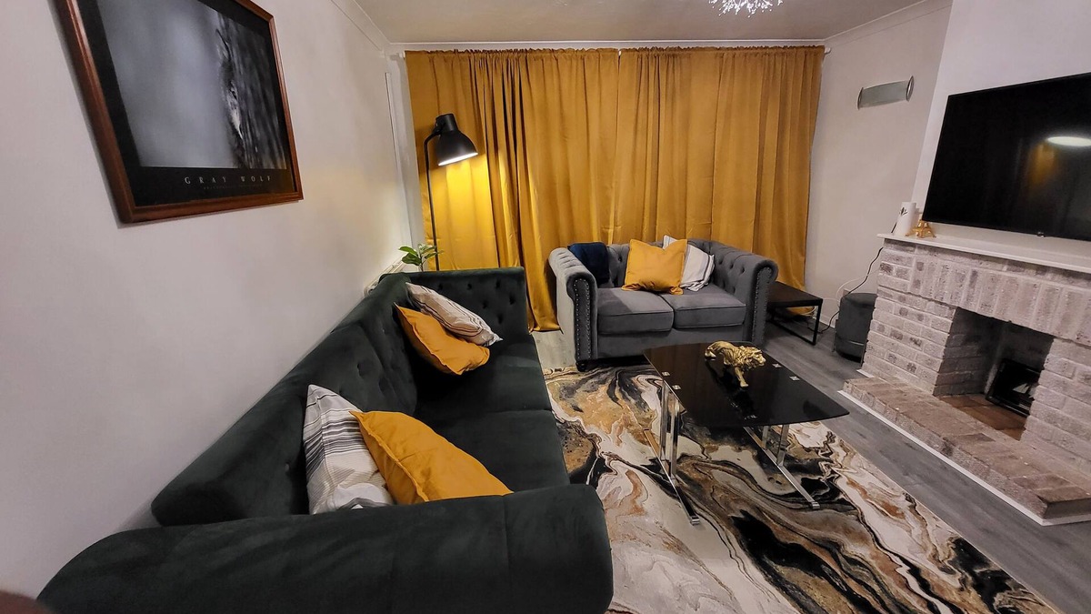 Grays Apartment | Charming 2-Bed Apartment in Grays
