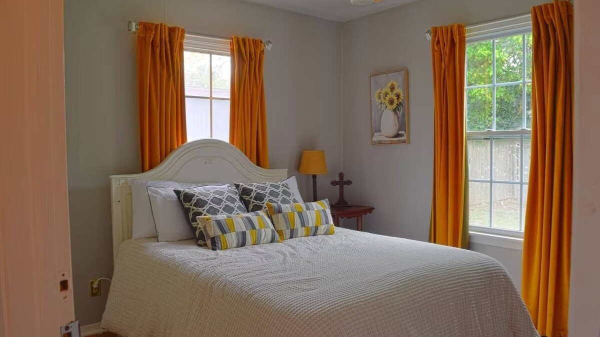 Waxahachie House | Charming 2-Bed Bluebonnet Bungalow in Historic Waxahachie